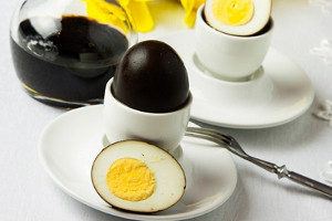 Jajka w occie balsamicznym